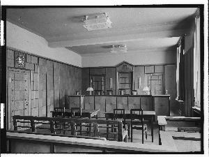 Vorschaubild von Amtsgericht Bergedorf (Hamburg-Bergedorf): Sitzungsraum (Richtertisch u. Anklagebank)