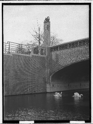 Vorschaubild von Bellevuebrücke (Hamburg-Winterhude): Teilansicht mit Ufermauer
