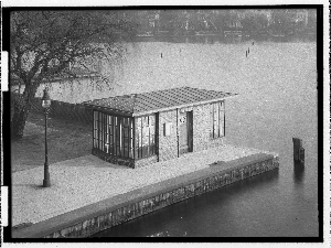 Vorschaubild von Krugkoppelbrücke (Hamburg-Winterhude): Wartehäuschen