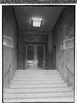 Vorschaubild von Berufsschule Angerstraße (Hamburg-Hohenfelde): Treppenaufgang zur Eingangstür
