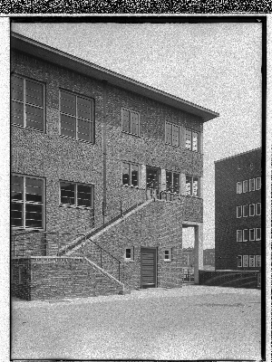 Vorschaubild von Schule Adlerstrasse (Hamburg-Barmbek): Gebäudeteil mit äusserem Treppenaufgang