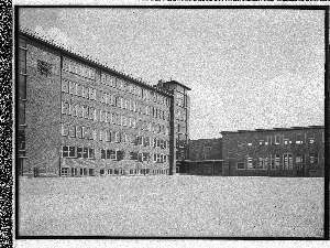 Vorschaubild von Schule Adlerstrasse (Hamburg-Barmbek): Teilansicht Hauptgebäude mit Nebengebäude (Turnhalle?)
