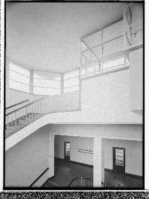 Vorschaubild von Schule Adlerstrasse (Hamburg-Barmbek): Treppe zwischen zwei Stockwerken