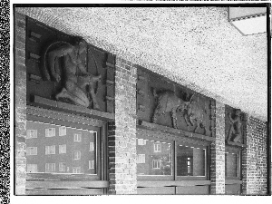 Vorschaubild von Schule Adlerstraße (Hamburg-Barmbek): Fenster mit Bildschmuck