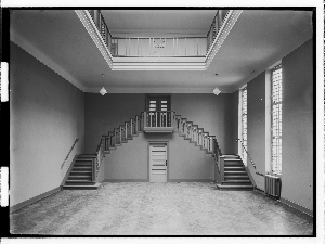 Vorschaubild von Untersuchungsgefängnis [Erweiterungsbau] (Hamburg-Neustadt): Doppelseitiger Treppenaufgang, innen