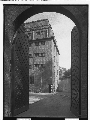 Vorschaubild von Untersuchungsgefängnis (Hamburg-Neustadt): Blick durch das Hoftor