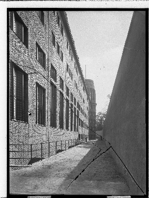 Vorschaubild von Untersuchungsgefängnis (Hamburg-Neustadt): Gang zwischen Gebäude und Mauer