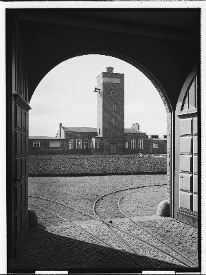 Vorschaubild von Gefängnis Glasmoor (Norderstedt): Blick durchs Tor auf den Turmbau