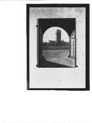 Vorschaubild von Gefängnis Glasmoor (Norderstedt): Blick durchs Tor auf den Turmbau