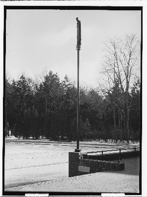Vorschaubild von Krematorium Ohlsdorf (Hamburg-Ohlsdorf): Säulenplastik, außen