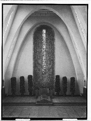 Vorschaubild von Krematorium Ohlsdorf (Hamburg-Ohlsdorf): Altar mit Fenster