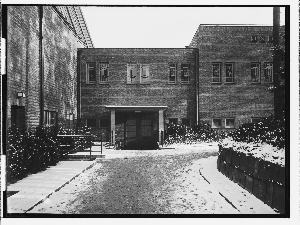 Vorschaubild von Krematorium Ohlsdorf (Hamburg-Ohlsdorf): Gebäudeteilansicht mit Einfahrt