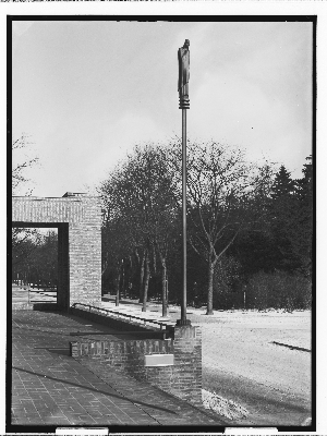 Vorschaubild von Krematorium Ohlsdorf (Hamburg-Ohlsdorf): Plastik auf hoher Säule, außen