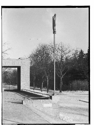 Vorschaubild von Krematorium Ohlsdorf (Hamburg-Ohlsdorf): Ansicht der Säulenplastik