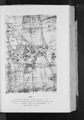 Vorschaubild von Abb. 2. Holländischer Rundling Neudorf bei Eutin (1757). Straßenknoten außerhalb des Dorfes. Dorfplatz zwischen Teich und weit ausholendem Ring der alten Gehöfte A-E. Schon teilweise zugebaut.