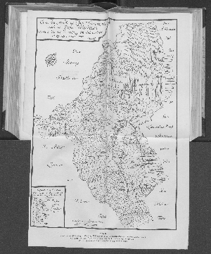 Vorschaubild von Abb. 10. Flurkarte von Fuhlenhagen südwestlich Mölln (1748, Karte im Landesarchiv zu Ratzeburg), unverkoppelt. Die Stücke, die dem Bauervogt gehören, sind durch Schraffierung gekennzeichnet. (Mit Genehmigung des Heimatbundes Herzogtum Lauenburg)